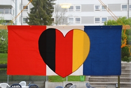 Französische Flagge mit deutschem Herzen