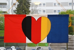 Franzsische Flagge mit deutschem Herzen