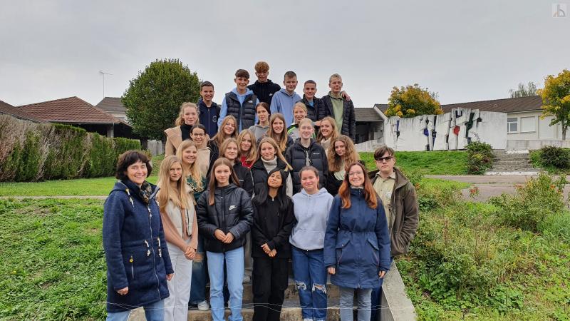 Schlergruppe auf dem Schulgelnde in Frankreich