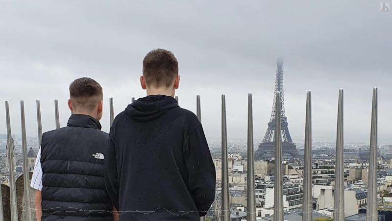Zwei Jungs schauen gebannt auf den Eiffelturm
