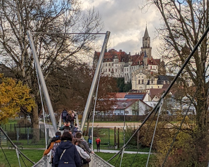 Hngebrcke vor Schlosskulisse in Sigmaringen