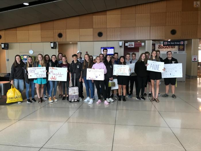 Schlergruppe am Flughafen 