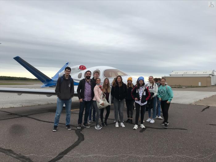 Schlergruppe am Flughafen 