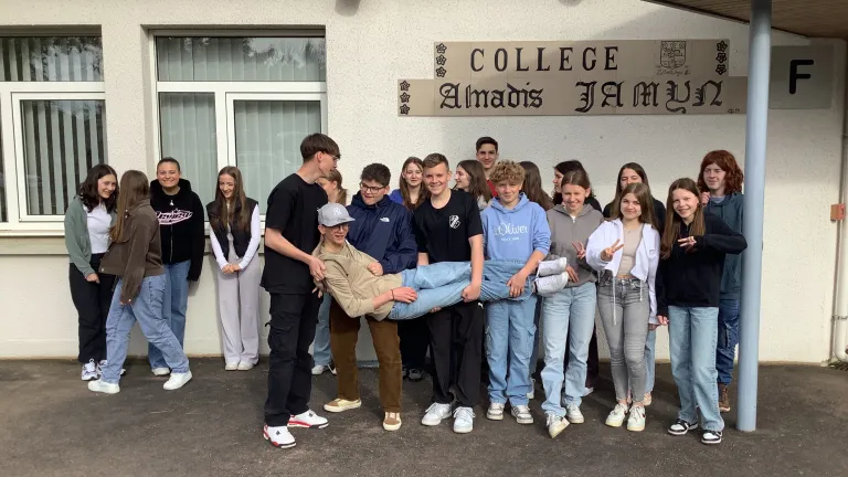 Schülergruppe vor dem Collège von Chaource