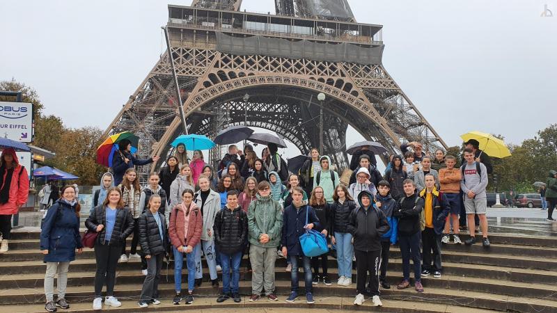 Schülergruppe vor dem Eiffelturm