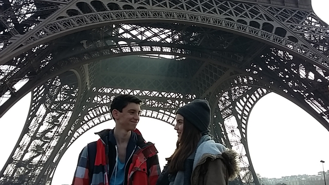 Mädchen und Junge unter dem Eiffelturm