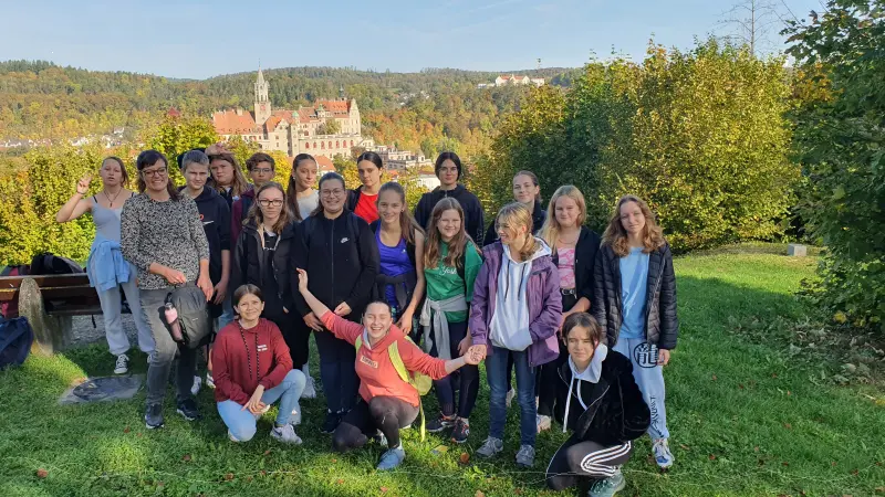 Franzosengruppe vor Schlosskulisse
