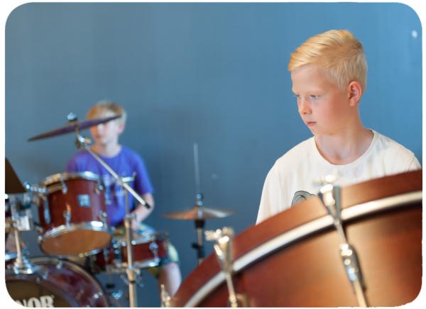 Schüler am Schlagzeug