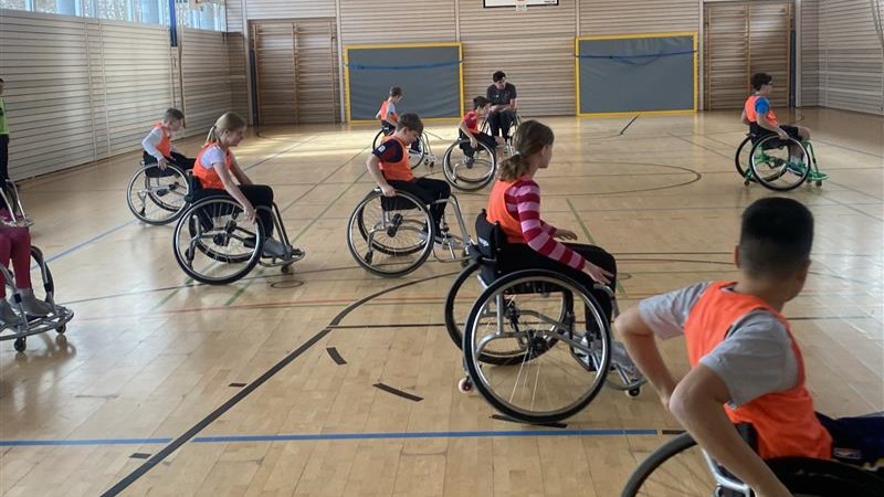 Mit dem Rollstuhl durch die Sporthalle