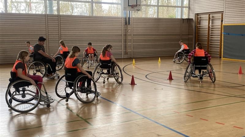 Slalomfahren mit dem Rollstuhl