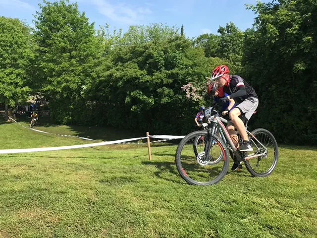 Mountainbike-Rennen auf dem Schulgelnde
