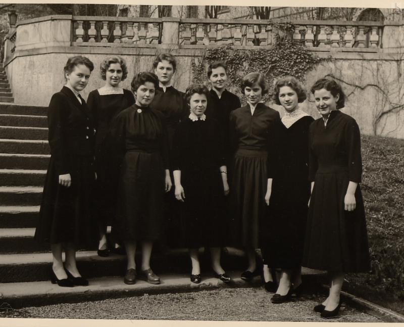 Gruppenbild - Schülerinnen schwarz gekleidet (s/w)
