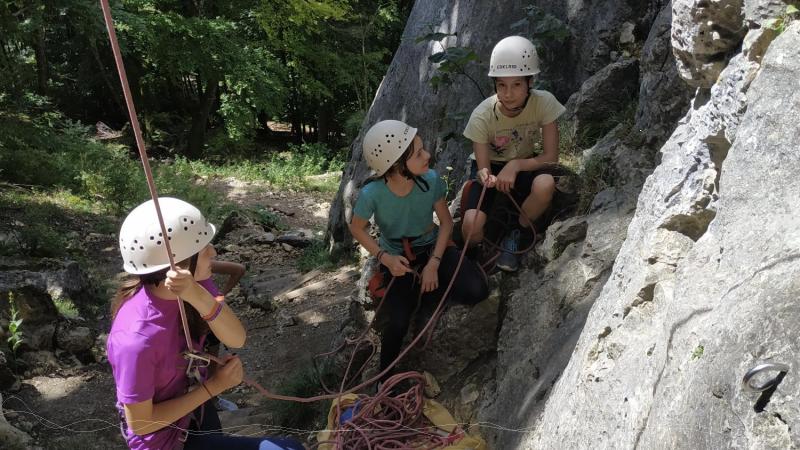 Kinder mit Kletterhelmen