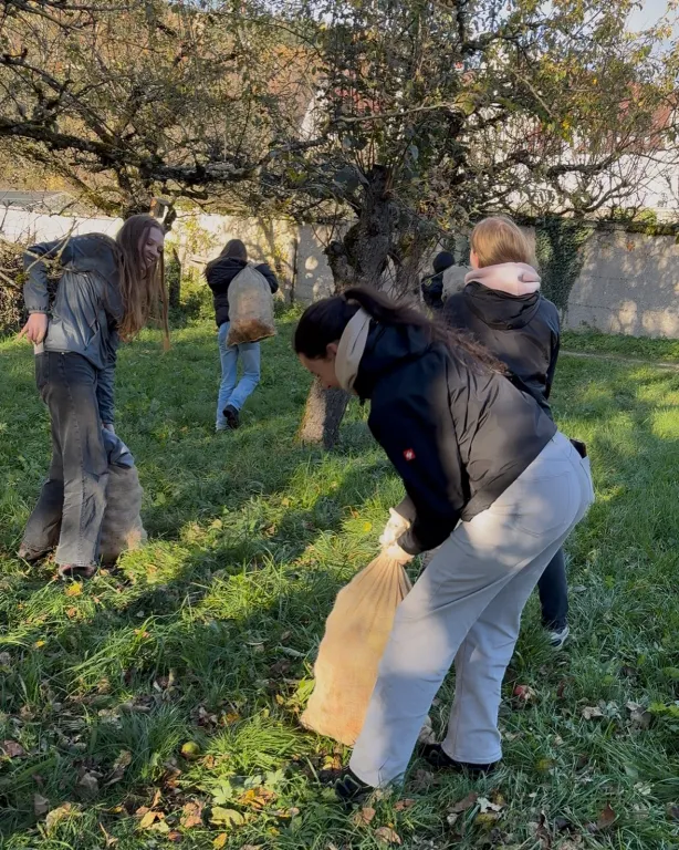 J1er beim �pfelsammeln