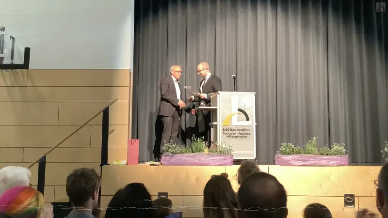Stiftungsdirektor Krug verabschiedet Schulleiter Eisen