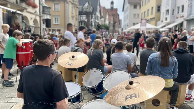 School Drum Session auf dem Rathausplatz