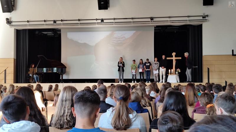 Gottesdienst zum Schuljahresbeginn in der Lizarena mit Musik.