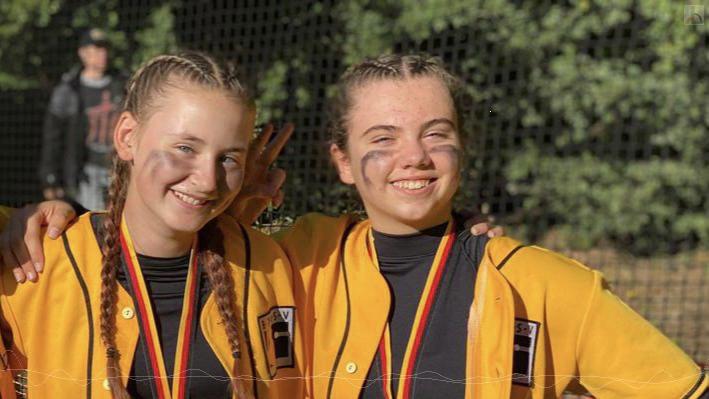  Katharina und Georgina freuen sich ber den 1. Platz beim Softball Lnderpokal.