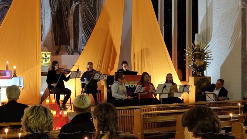 Schler und Lehrer musizieren mit Geigen, Flten und Gitarre.