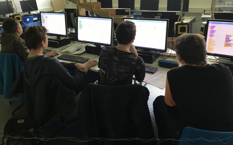 SchlerInnen programmieren im Computerraum