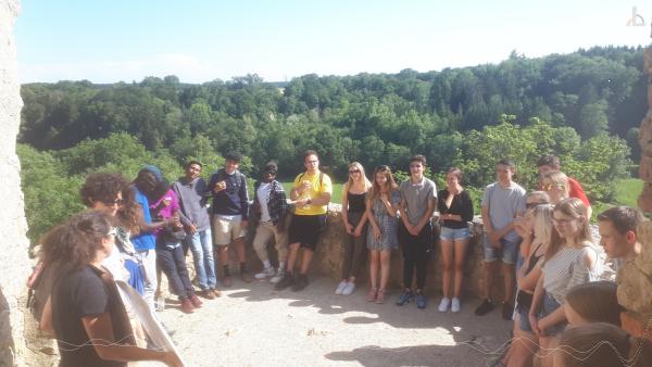 Schlergruppe vor Wald