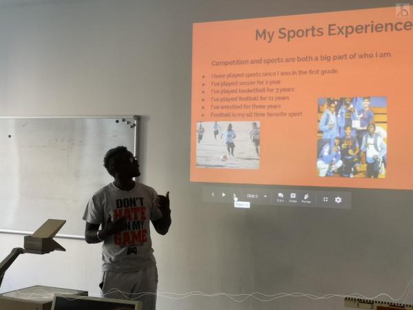 Schüler präsentiert seine Sporterfahrungen