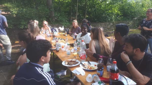 Schlergruppe beim Essen im Freien