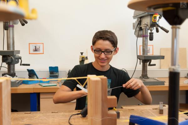 Junge und Maschinen im Technikunterricht