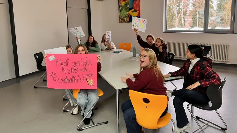 Die Klassen feuern ihre Kandidaten an