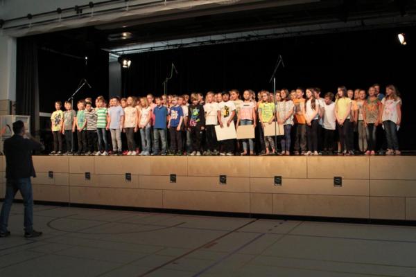 Chor mit ganz vielen SängerInnen