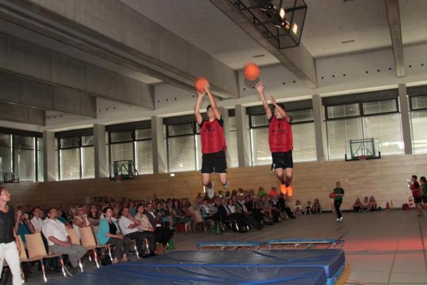 Turner mit Basketbällen