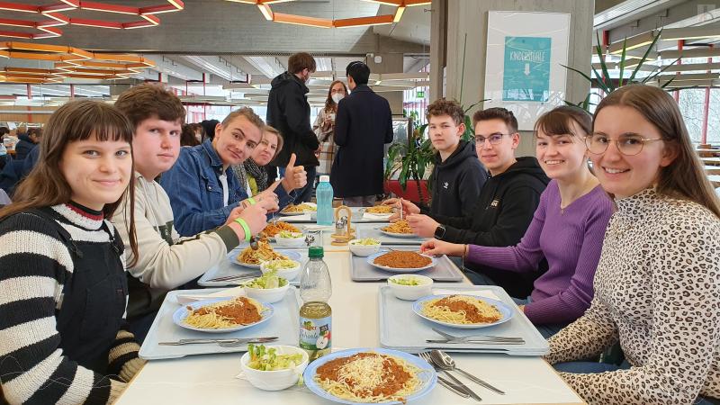 Mathe-Leistungskurs beim Essen in der Mensa der Uni Tbingen