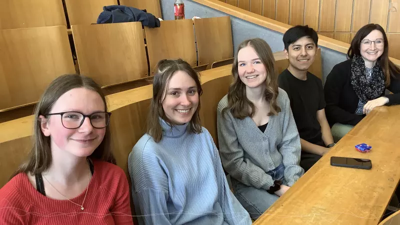4 Mathe-LKler mit Frau Catania im Hrsaal