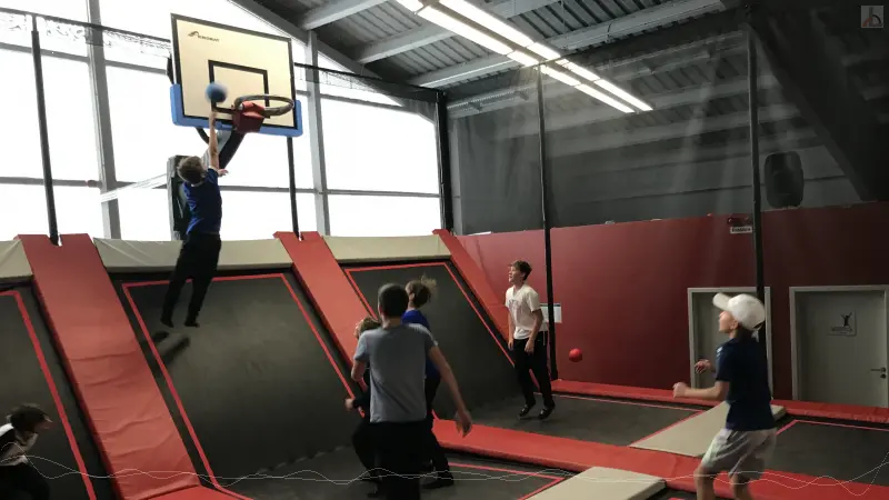 Jungs beim Jump-Town-Basketball