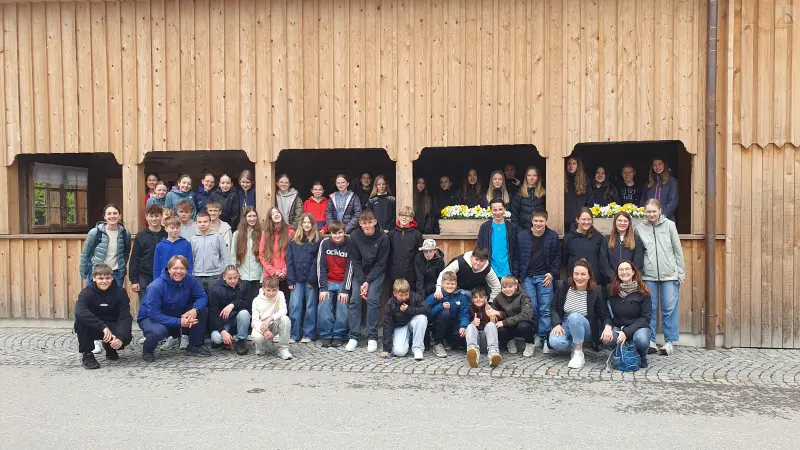 Gruppenfoto der A7ab vor dem Heimatmuseum