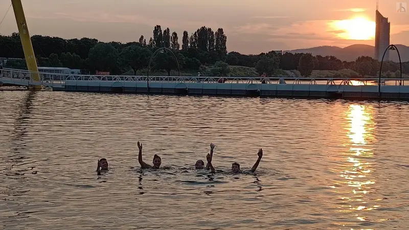 Schüler baden in der Donau