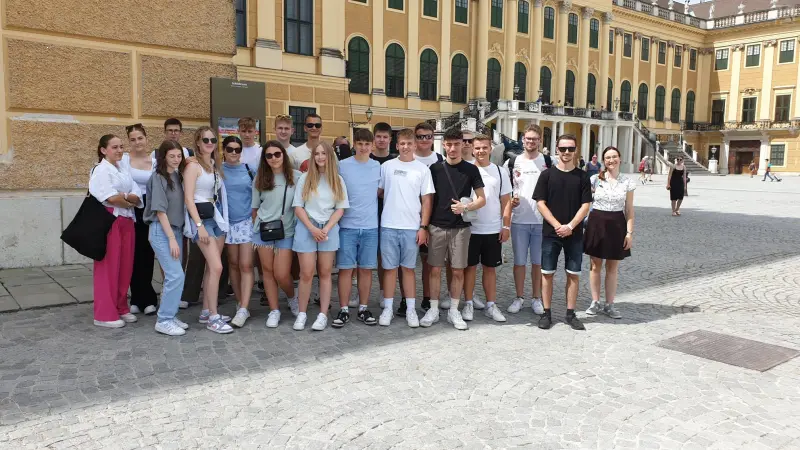 Schülergruppe vor Schloss Schönbrunn