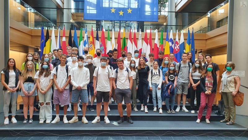 Schülergruppe vor europäischen Fahnen