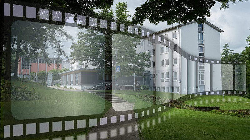 Filmstreifen mit Schulgebäude im Hintergrund
